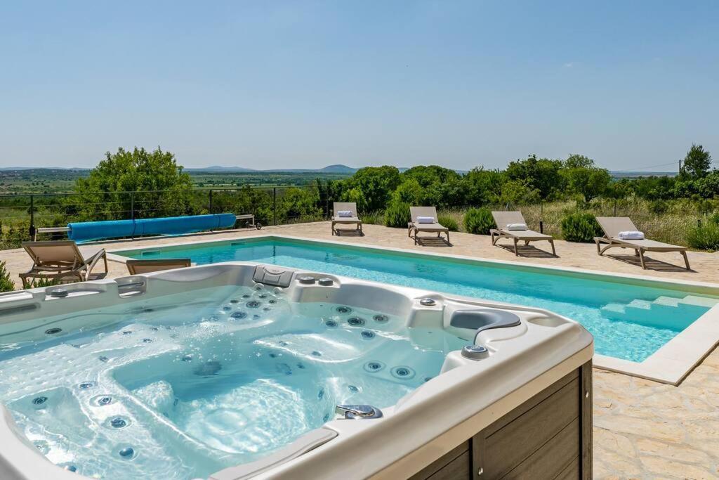 Villa T, Spacious With Heated Pool, Hot Tub & Sauna Rastevic المظهر الخارجي الصورة