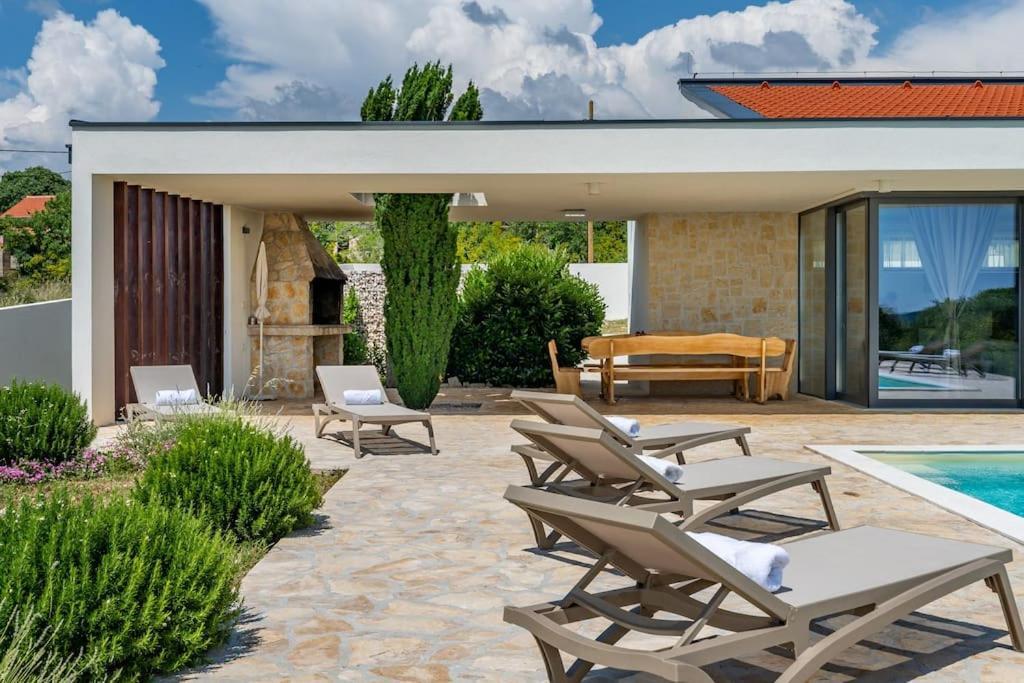 Villa T, Spacious With Heated Pool, Hot Tub & Sauna Rastevic المظهر الخارجي الصورة
