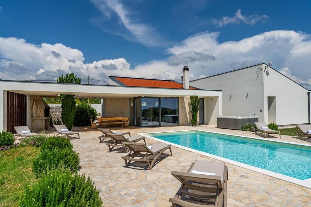 Villa T, Spacious With Heated Pool, Hot Tub & Sauna Rastevic المظهر الخارجي الصورة