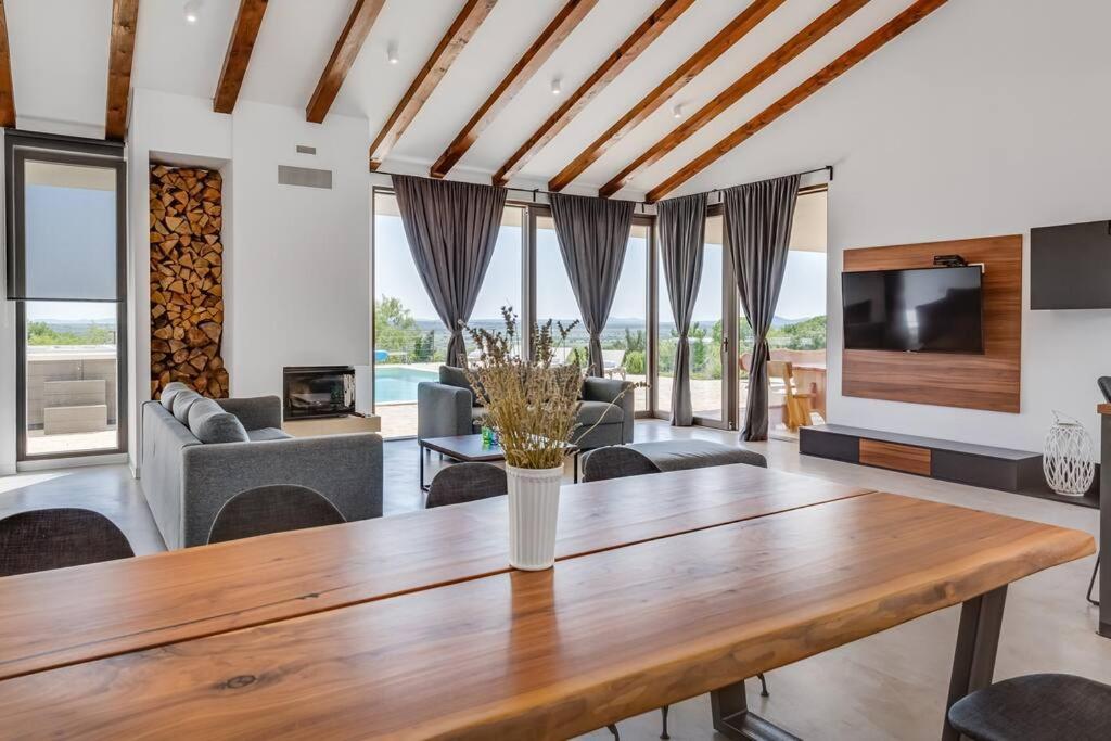 Villa T, Spacious With Heated Pool, Hot Tub & Sauna Rastevic المظهر الخارجي الصورة