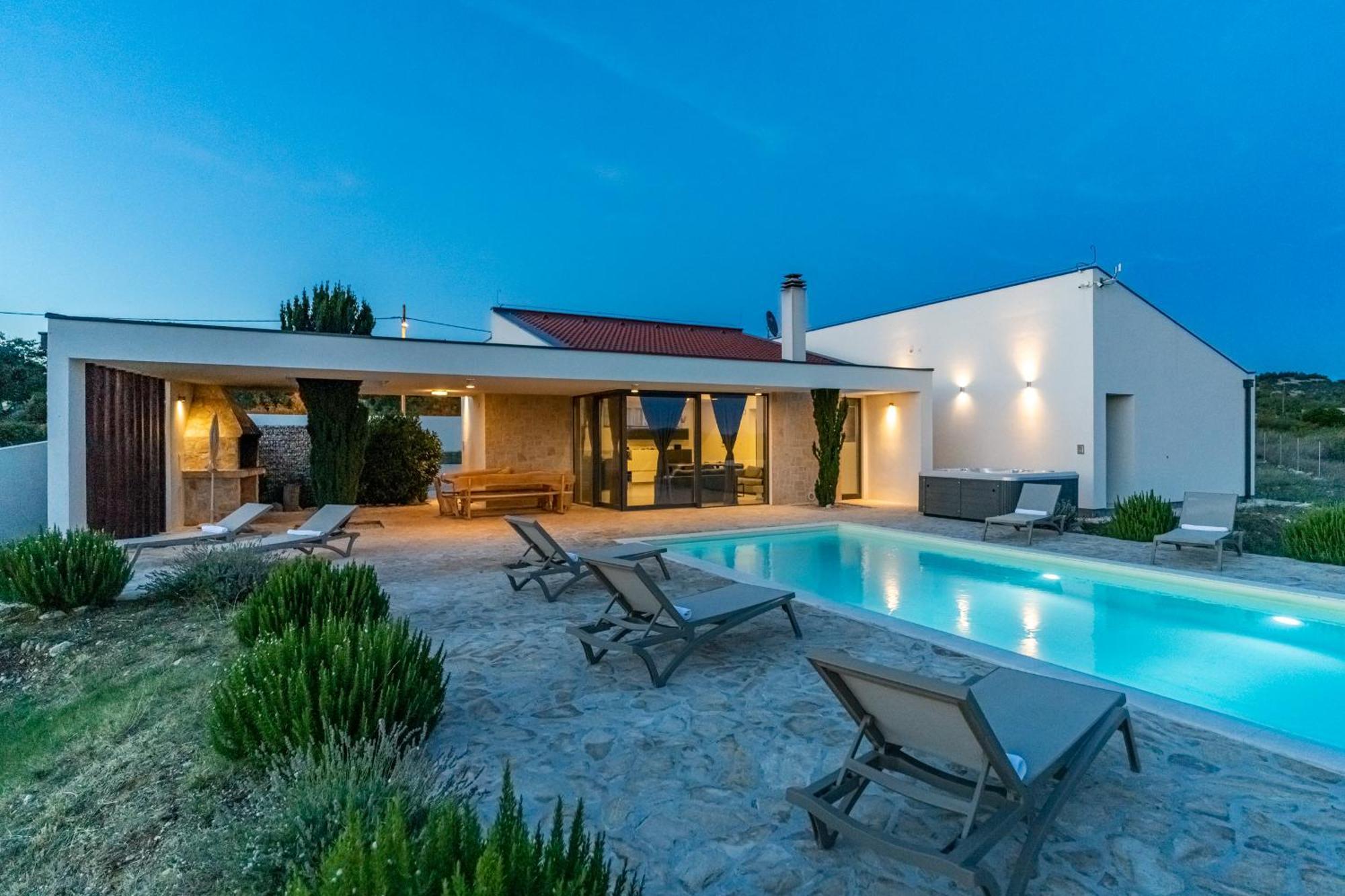 Villa T, Spacious With Heated Pool, Hot Tub & Sauna Rastevic المظهر الخارجي الصورة
