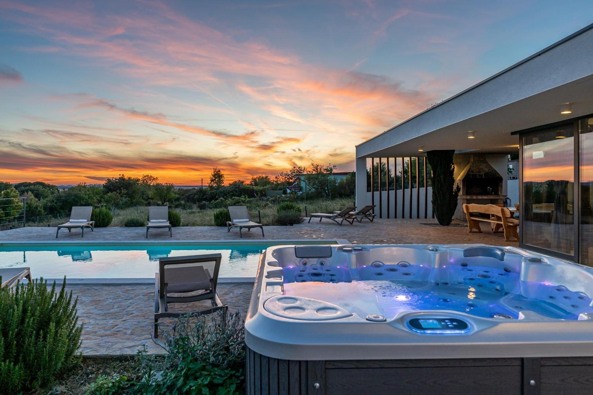 Villa T, Spacious With Heated Pool, Hot Tub & Sauna Rastevic المظهر الخارجي الصورة