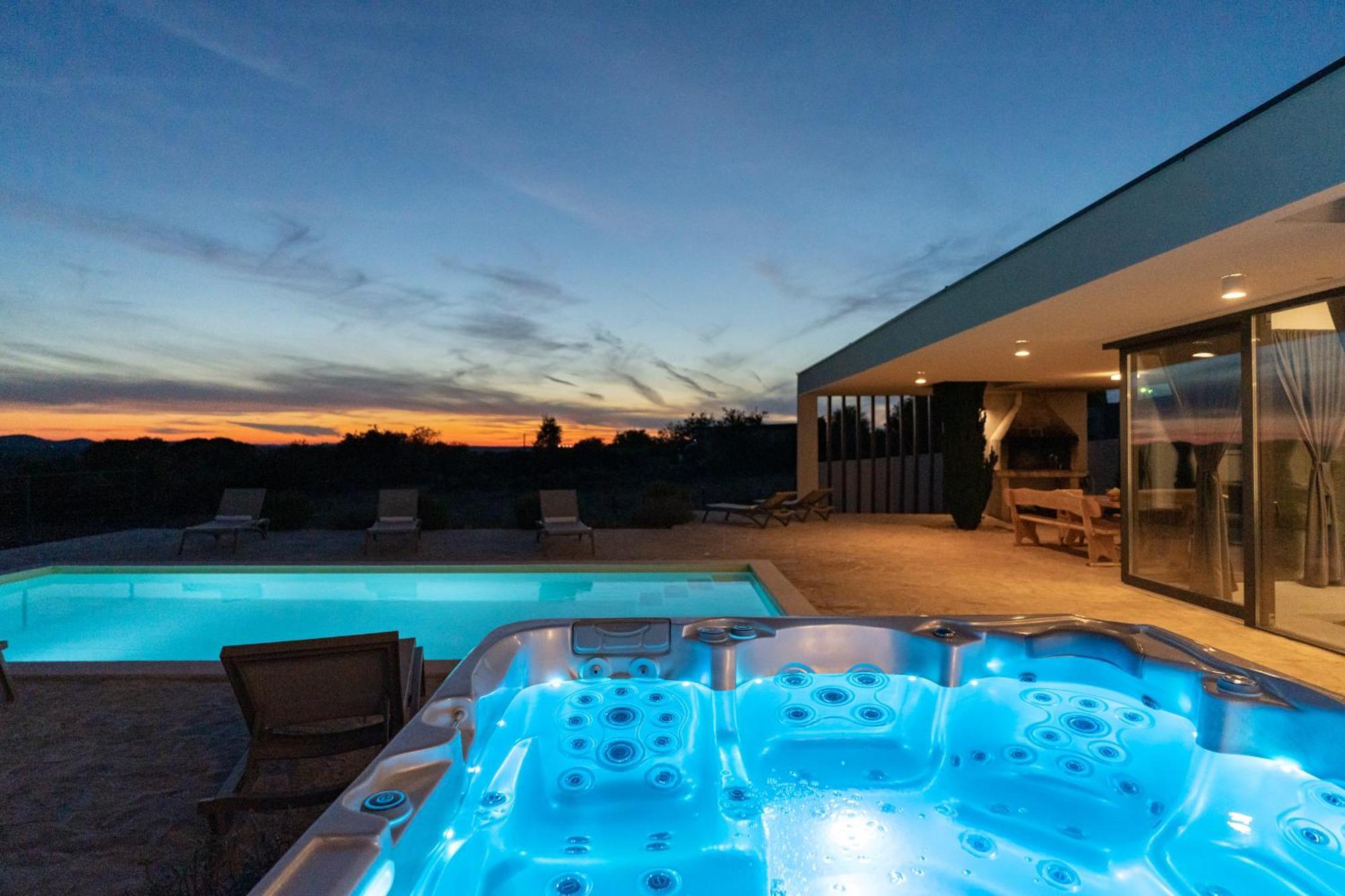 Villa T, Spacious With Heated Pool, Hot Tub & Sauna Rastevic المظهر الخارجي الصورة