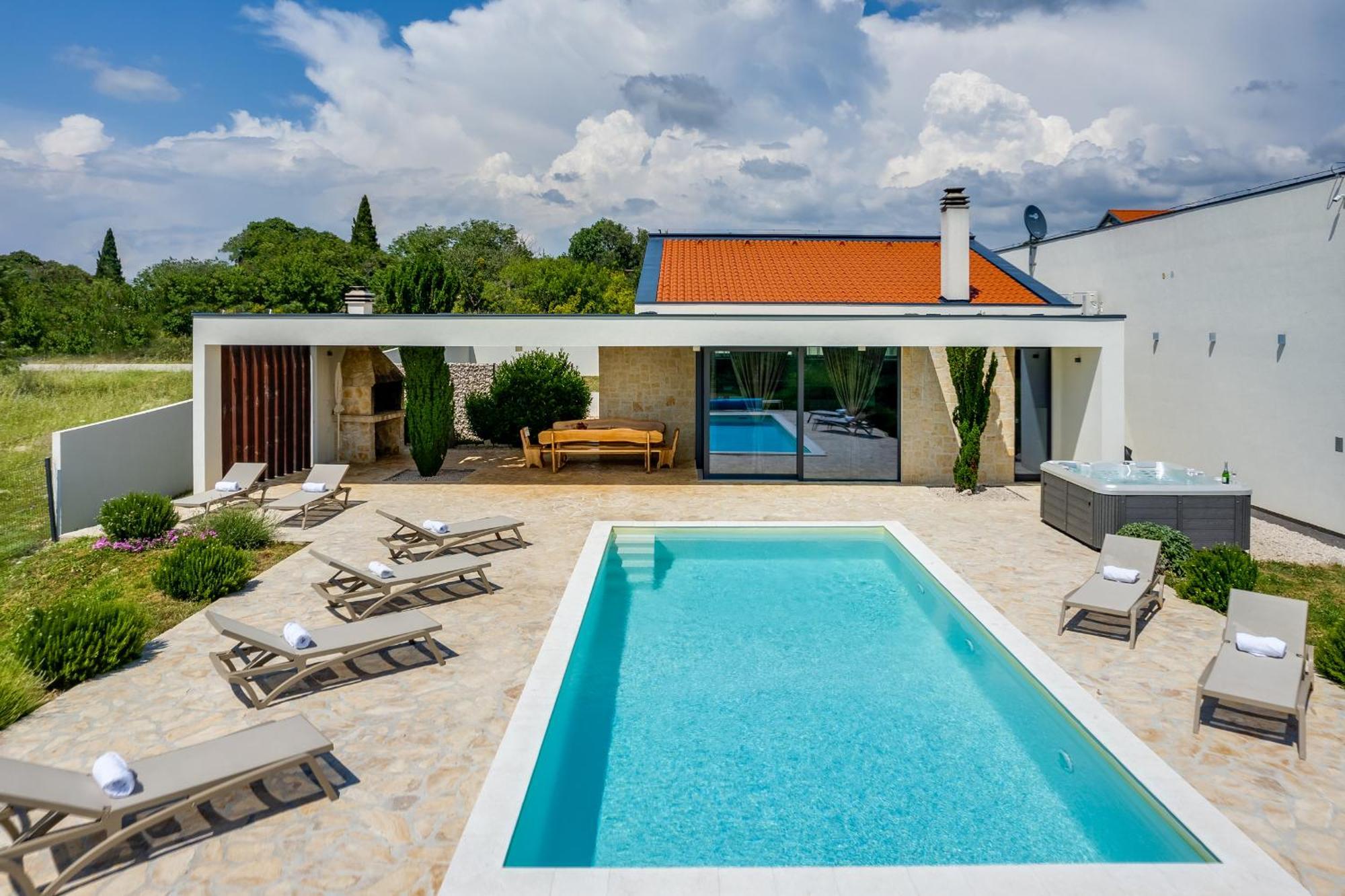 Villa T, Spacious With Heated Pool, Hot Tub & Sauna Rastevic المظهر الخارجي الصورة